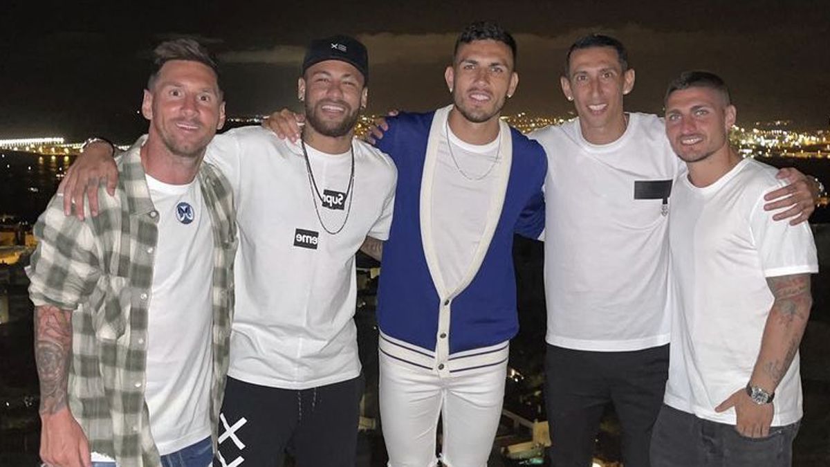 Lionel Messi y cuatro jugadores del PSG: Neymar, Paredes, Di María y Verratti.