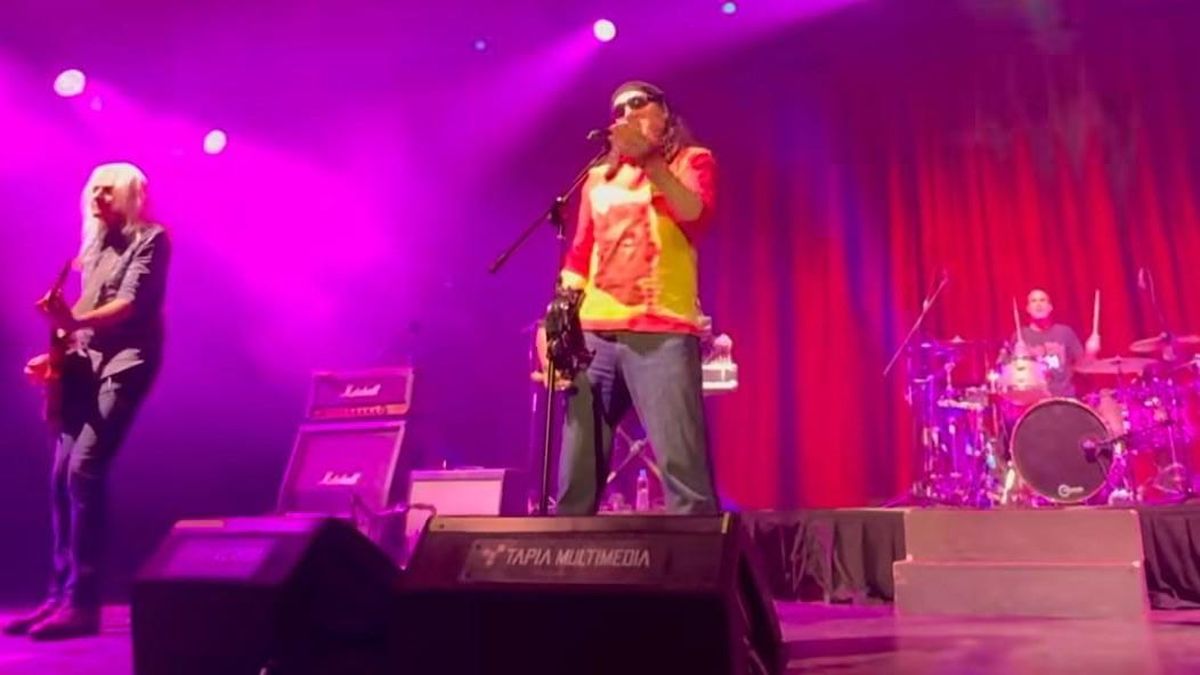 Bandaza. El cantante Jorge Cabrera secundado por el extraordinario guitarrista, Tito Fargo, más atrás el baterista, Hernán Aramberri. Bandaza. El cantante Jorge Cabrera secundado por el extraordinario guitarrista, Tito Fargo, más atrás el baterista, Hernán Aramberri.