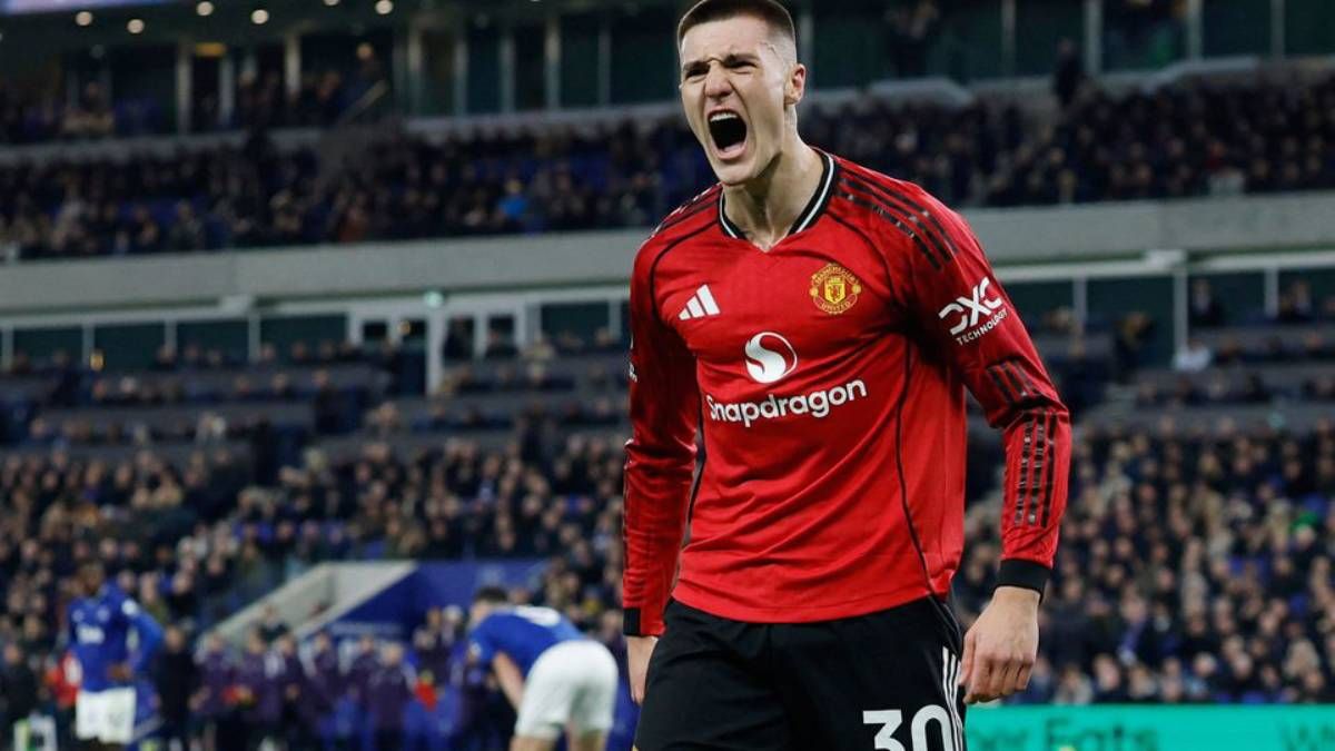 Bejamin Šeško rompió el cero. El esloveno coronó una veloz contraofensiva y el manchester United se llvó un buen triunfo de la cancha del Everton.
