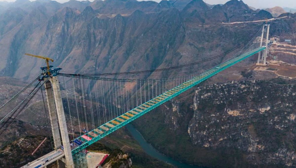 Un coloso suspendido que no solo supera la altura de la Torre Eiffel, sino que también combina diseño, resistencia y funcionalidad en una obra que deja sin aliento. Un coloso suspendido que no solo supera la altura de la Torre Eiffel, sino que también combina diseño, resistencia y funcionalidad en una obra que deja sin aliento.