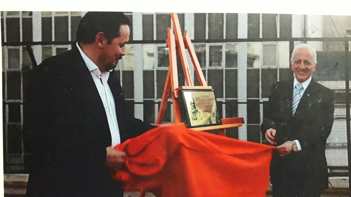 Osvaldo Aruani (derecha) y Leonardo Aguilera (izquierda) el día que descubrieron la placa en honor a la autora de los murales de la cúpula del Pasaje San Martín. Foto: gentileza Administración Pasaje San Martín