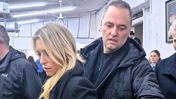 El jefe de Gabinete, Manuel Adorni, junto a su esposa Bettina Angeletti.