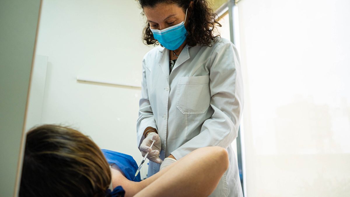 Aplicación de toxina botulínica por parte de la Dra. Romina Ferreyra en Hospital Privado Universitario de Córdoba.