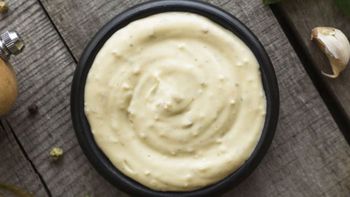 Receta de salsa de ajo en pocos minutos: paso a paso para una consistencia muy liviana Receta de salsa de ajo en pocos minutos: paso a paso para una consistencia muy liviana