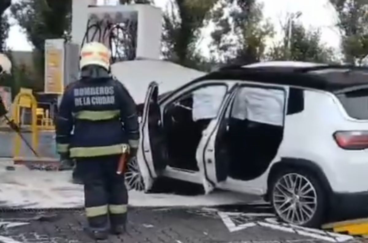 Así quedó el auto de Tiago Palacios, que chocó alcoholizado contra una estación de servicio y lesionó a una trabajadora luego de los festejos de Estudiantes por ganar la Copa de la Liga