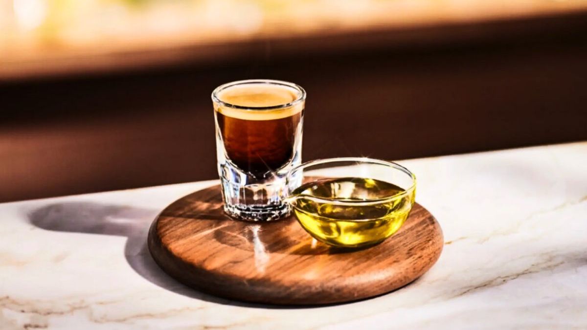 Café con aceite de oliva: beneficios para la salud de tomar esta bebida