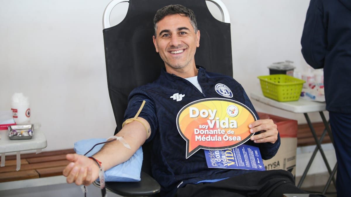Rodrigo David, un médico especialista en hemoterapia, uno de los hinchas que se acercó a donar sangre. Rodrigo David, un médico especialista en hemoterapia, uno de los hinchas que se acercó a donar sangre.