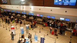 Aeronáuticos se suman al paro y el lunes no habrá vuelos