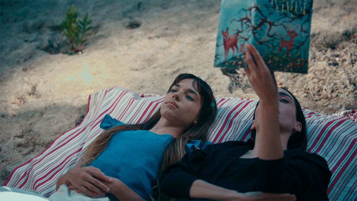 Este drama de suspenso es protagonizado por Eylül Tumbar y Melisa Sözen.