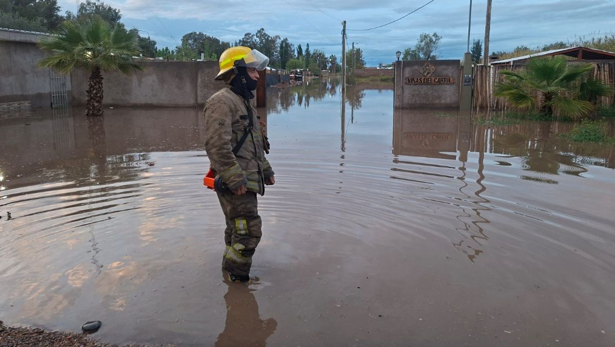 En el barrio Viñas del Carril los bomberos evacuaron a varias familias. En el barrio Viñas del Carril los bomberos evacuaron a varias familias.