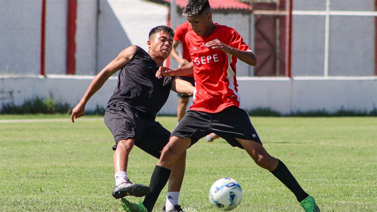 Huracán Las Heras y Gimnasia y Esgrima jugaron en el estadio General San Martín. Huracán Las Heras y Gimnasia y Esgrima jugaron en el estadio General San Martín.