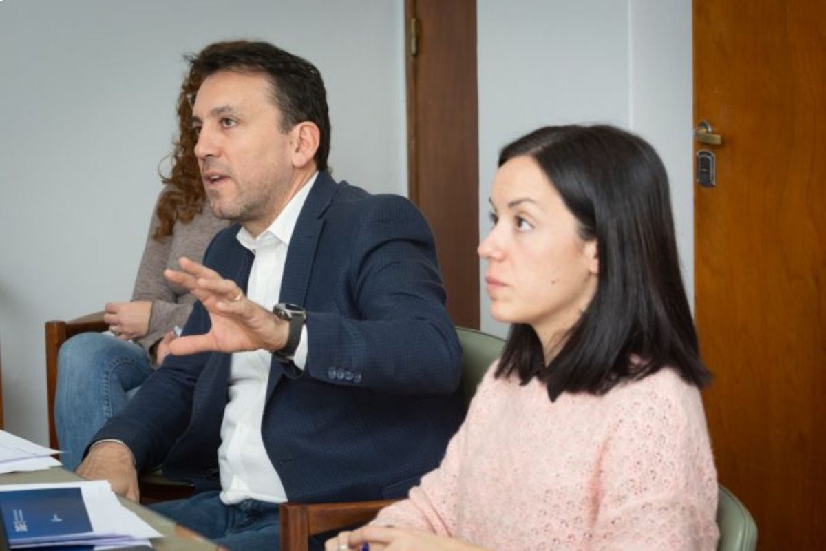 De izquierda a derecha. Tadeo García Zalazar, ministro de Educación, junto a Romina Durán, directora de la Calidad Educativa.