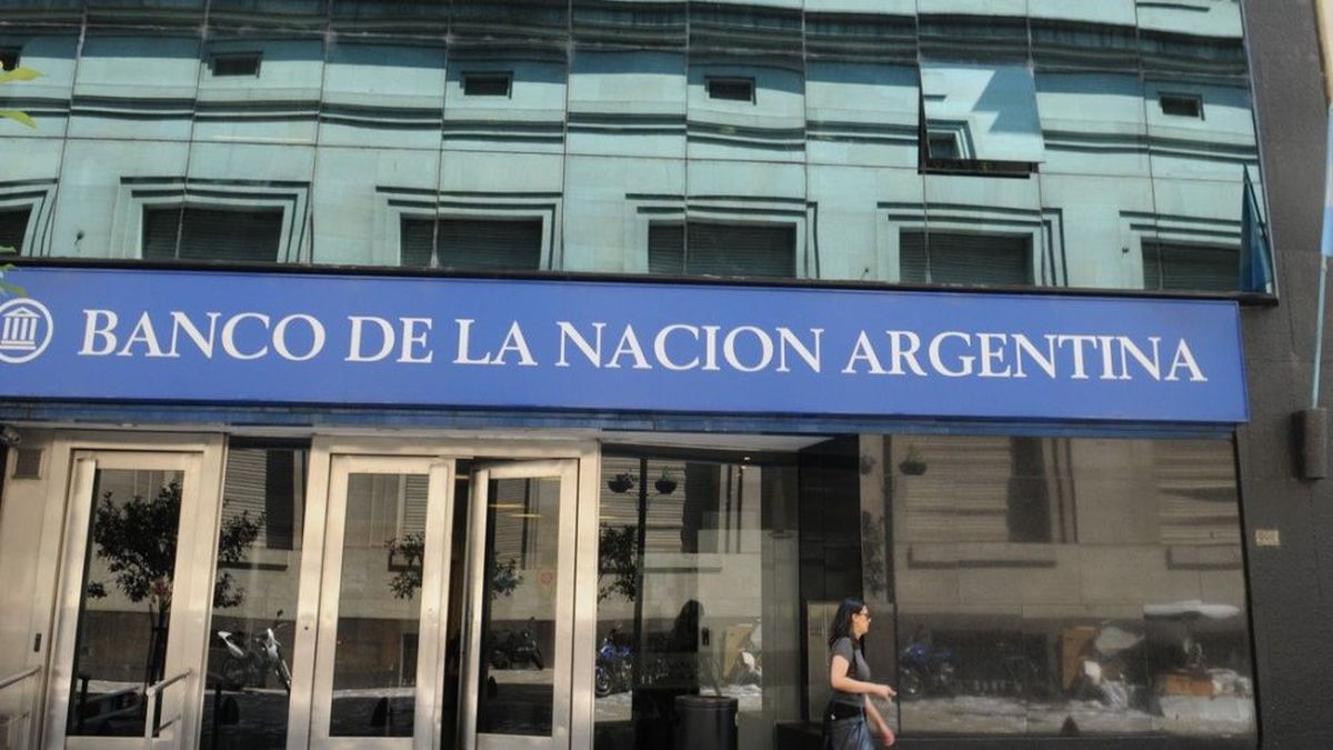 Bancarios reciben un bono millonario por su día. Bancarios reciben un bono millonario por su día.