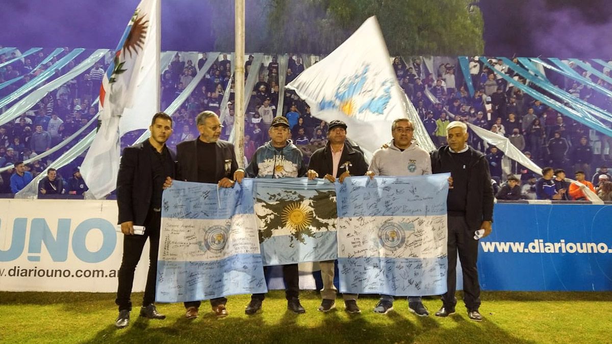 Los ex combatientes de Malvinas fueron ovacionados en el Malvinas. Foto: Martín Pravata (UNO).