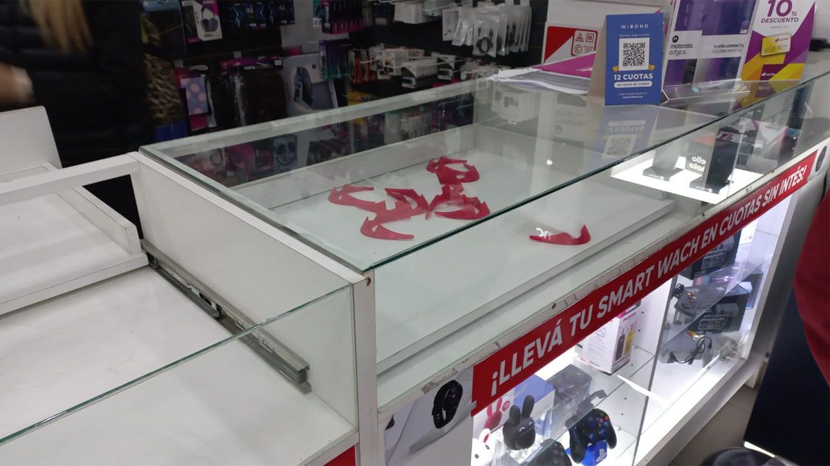 Más de 30 celulares, dinero y otros elementos fue lo que robó el ladrón en el local de One Store de Peatonal Sarmiento, de Capital.