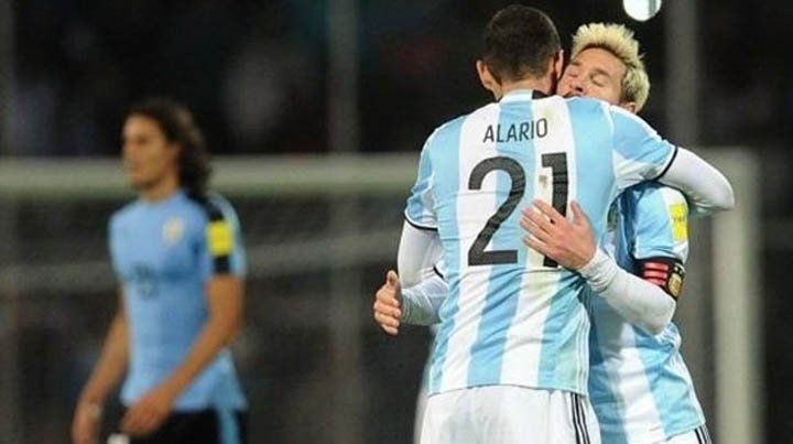 El abrazo de Messi y Alario se convirtió en una foto viral