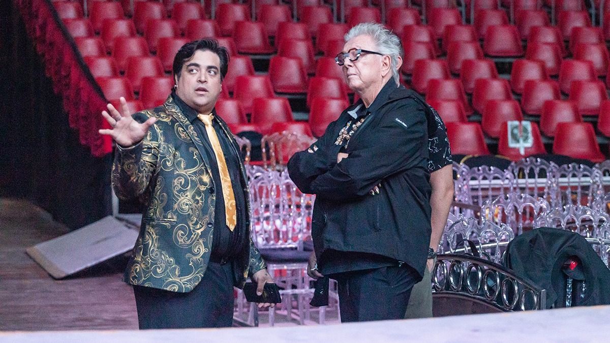 El director art&iacute;stico del Circo Rodas, el mendocino Alex Mokrouchine, le muestra el detr&aacute;s de escena del show a Pepe Cibri&aacute;n.