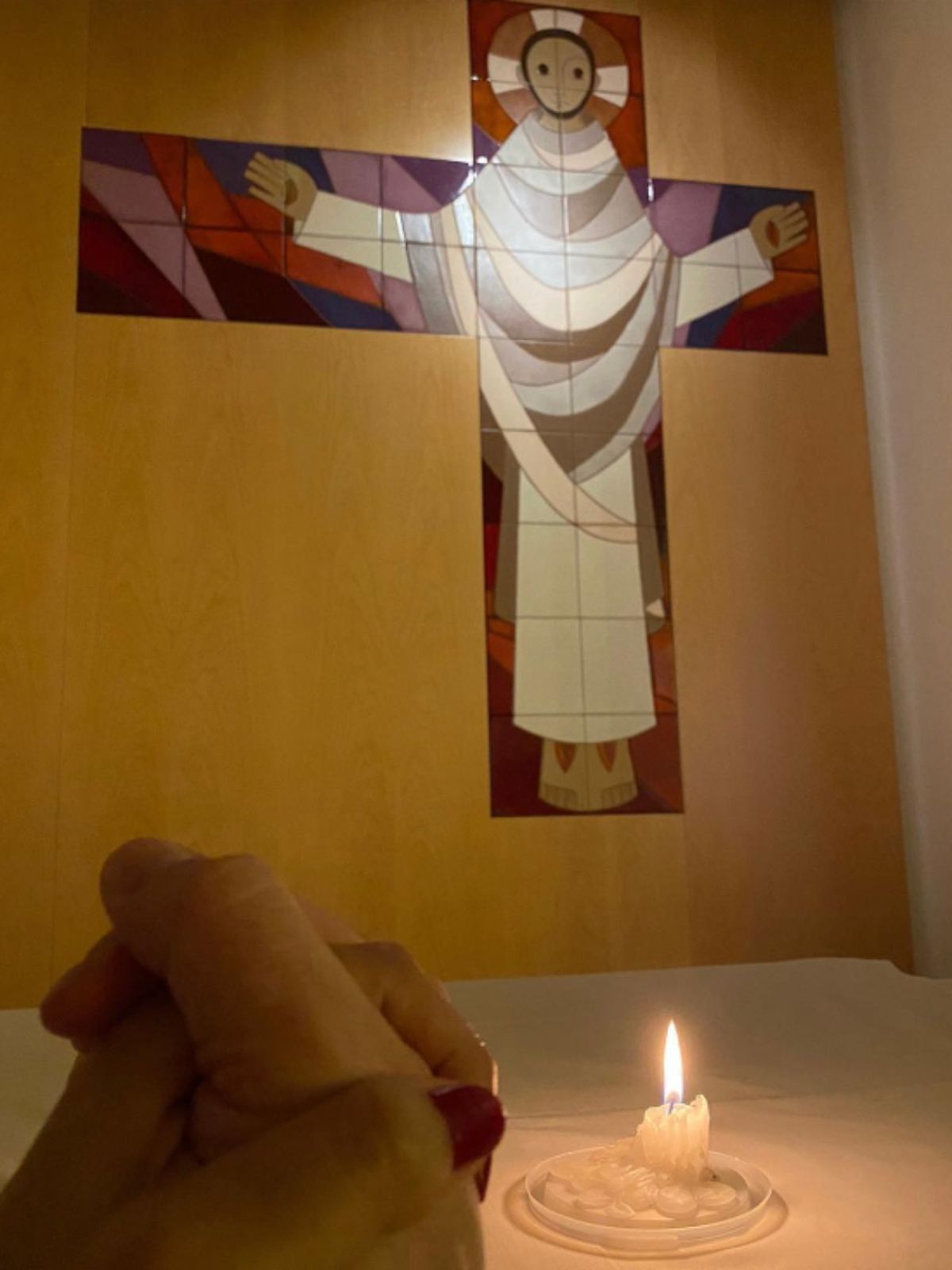 Emotiva foto que subió a Instagram la mamá de Beni, donde estuvo rezando durante las cuatro horas de operación con la vela de bautismo del niño encendida.