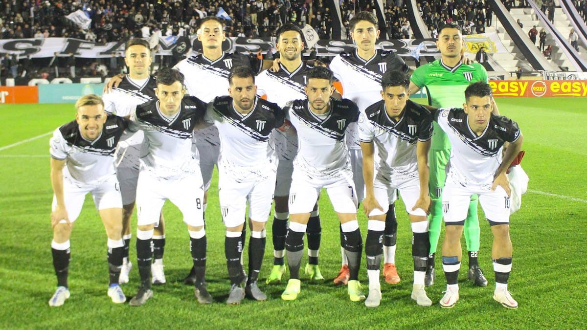 Gimnasia y Esgrima goleó 4 a 1 a Almirante Brown en el parque. Gimnasia y Esgrima goleó 4 a 1 a Almirante Brown en el parque.