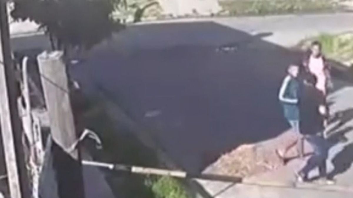 El adolescente fue atacado por dos jóvenes cuando volvía de comprar una botella de sidra, en Lanús, y en la pelea fue golpeado brutalmente