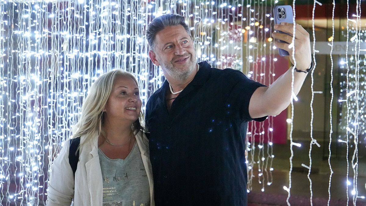 Cristina Mengarelli, funcionaria del Ente Mendoza Turismo, haciéndose una selfie con Jorge Pérez. Foto: Martín Pravata/Diario Uno. Cristina Mengarelli, funcionaria del Ente Mendoza Turismo, haciéndose una selfie con Jorge Pérez. Foto: Martín Pravata/Diario Uno.