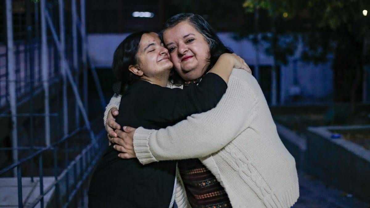 Mirta Villegas y un sacrificio que hace con amor: todos los días espera a su hija en la puerta del Instituto Tomás Godoy Cruz hasta que termine de cursar. Mientras, teje.