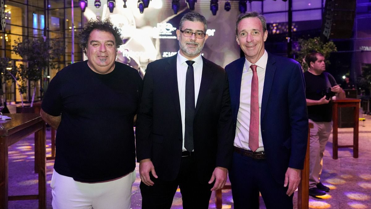 Miguel Urmeneta (gerente de Park Hyatt, en el centro) junto a los organizadores de la feria: Alejandro Vigil y Fernando Gabrielli. Miguel Urmeneta (gerente de Park Hyatt, en el centro) junto a los organizadores de la feria: Alejandro Vigil y Fernando Gabrielli.