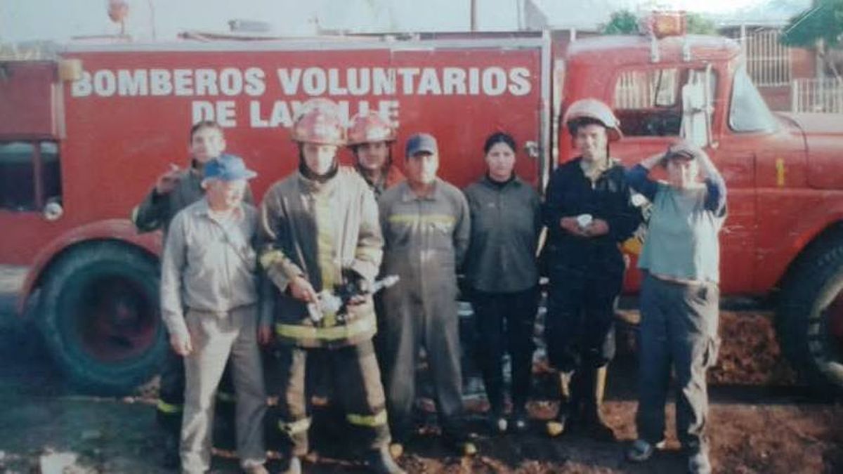 Mauricio, bombero de alma. Es el segundo desde la izquierda, años atrás. Mauricio, bombero de alma. Es el segundo desde la izquierda, años atrás.