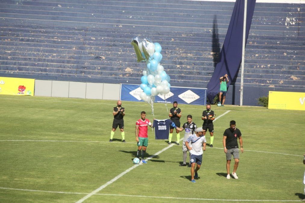 Lindo homenaje a Diego Maradona en el Bautista Gargantini