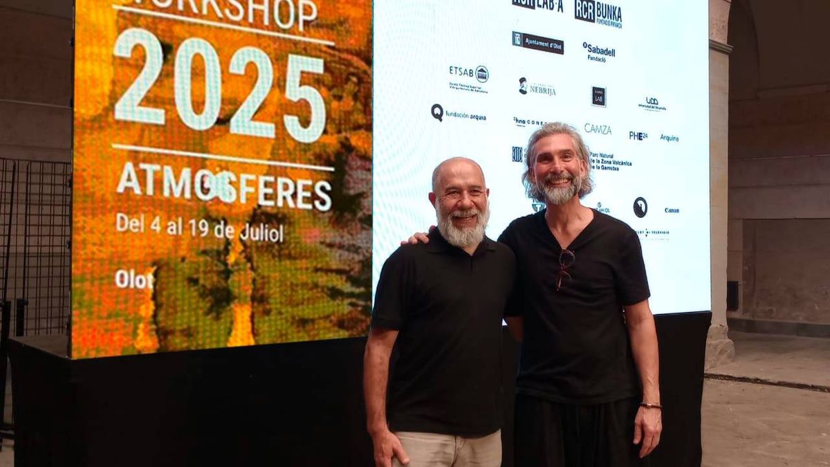 Daniel Peralta, a la izquierda, en una feria realizada en España. Daniel Peralta, a la izquierda, en una feria realizada en España.