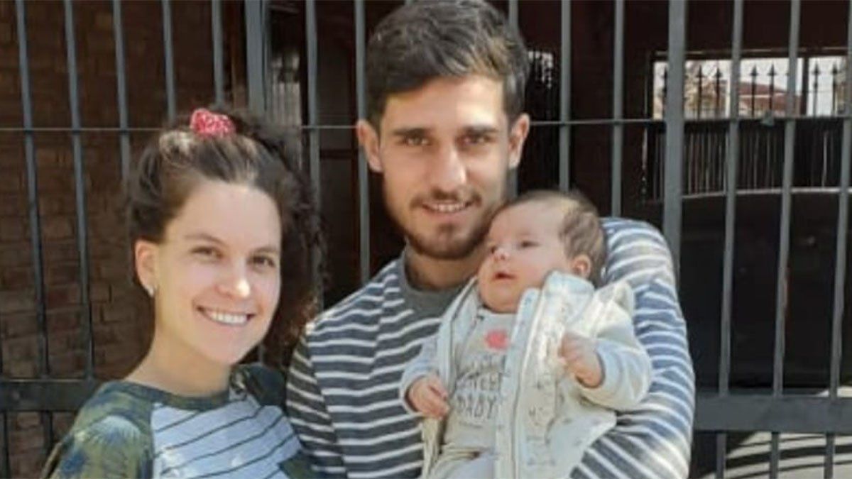 Juan Manuel Barrera posa con su esposa y su hija.