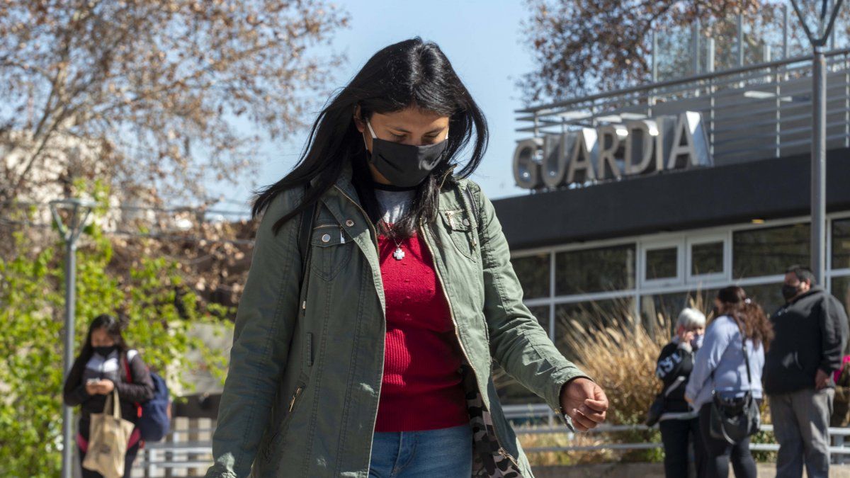 Guardia Hospital Central. Sigue recibiendo muchos pacientes y consultas por coronavirus en Mendoza.&nbsp;