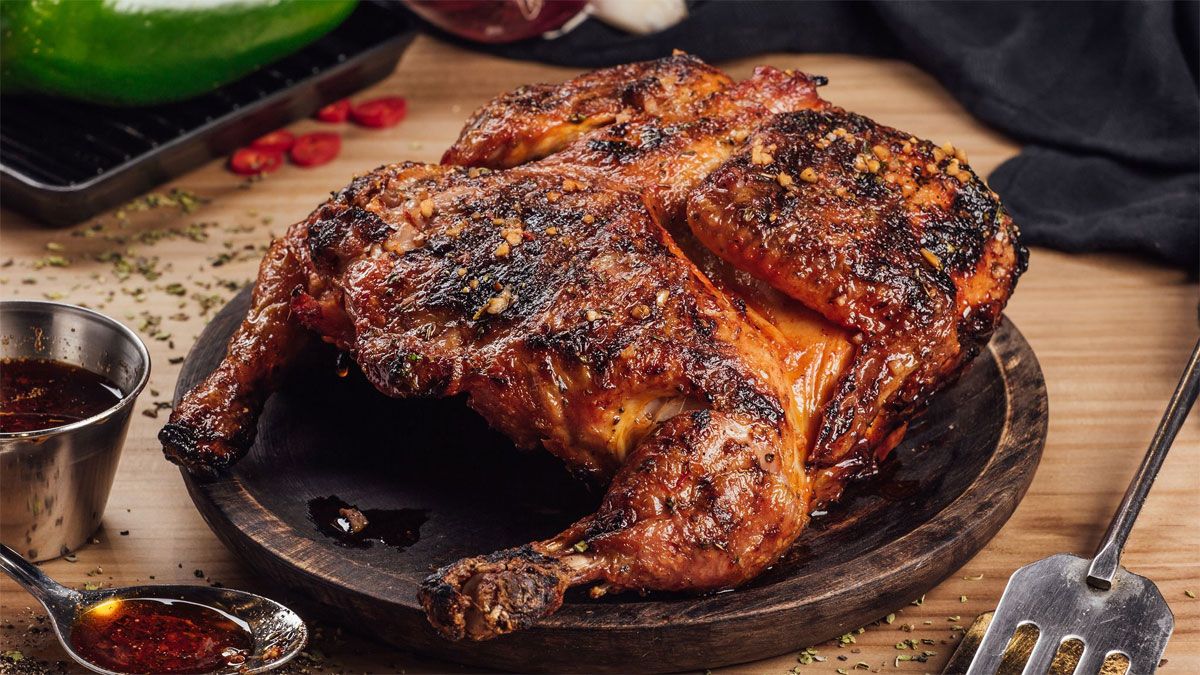 El pollo asado es una receta sencilla y económica para disfrutar de una comida dorada y crocante por fuera, y jugosa por dentro. El pollo asado es una receta sencilla y económica para disfrutar de una comida dorada y crocante por fuera, y jugosa por dentro.