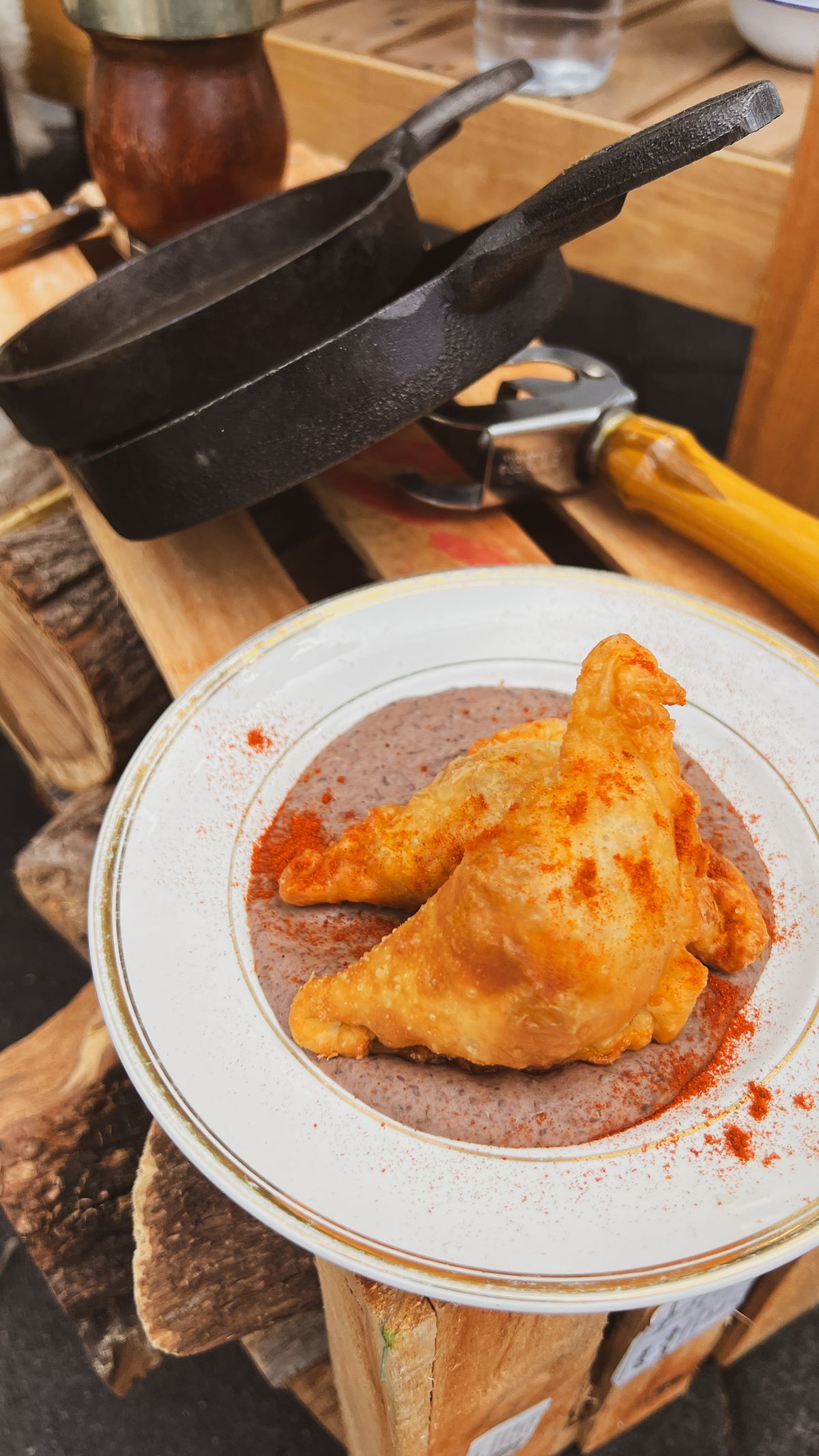 En esta nueva c&aacute;psula de Un bocado, presentamos la receta de pastelitos de esp&aacute;rragos, provolone y panceta con hummus de poroto.