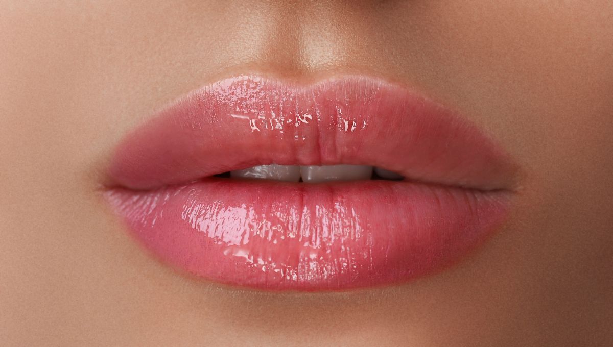 Hidratar los labios previamente te ayudará a lucir una boca más voluminosa. Hidratar los labios previamente te ayudará a lucir una boca más voluminosa.