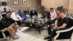 Los jugadores junto a los dirigentes de Godoy Cruz.