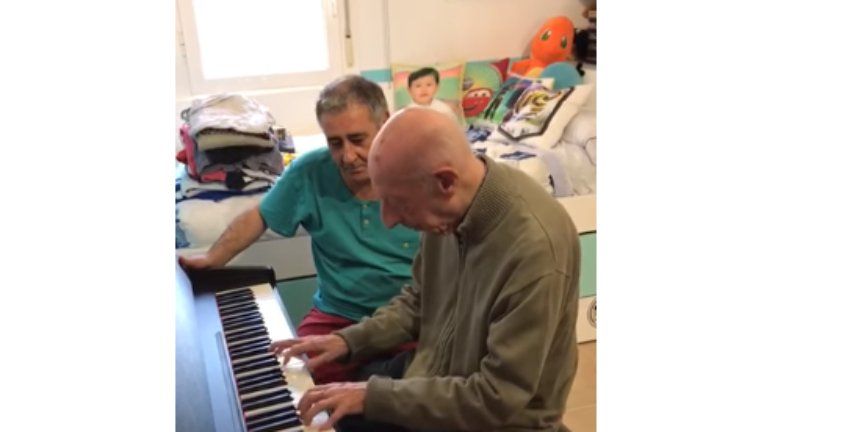 Este abuelo de 101 años con Alzheimer sorprendió cuando le dieron un piano