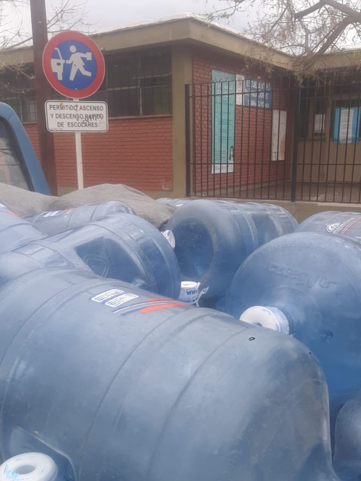 Como medida de emergencia, desde la DGE se enviaron bidones de agua mineral para que la comunidad no tomara agua de la red.