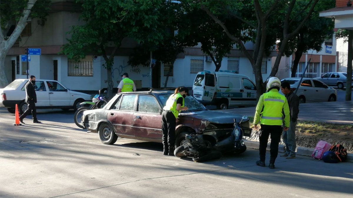 Una motociclista con sus dos hijos se salvaron 