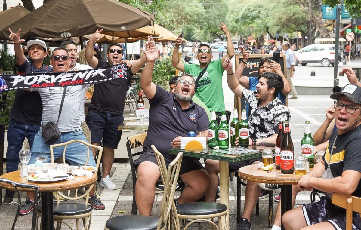 Los chilenos coparon la Ciudad de Mendoza en la previa del partido de Godoy Cruz y Colo Colo.