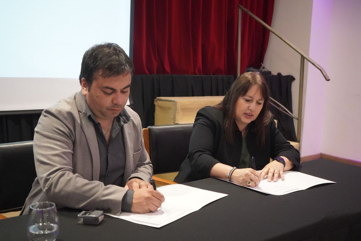 El intendente Francisco Lo Presti y la responsable de la Facultad de Farmacia y Bioquímica de la UBA, a cargo de la Dra. Silvia Lucangioli. El intendente Francisco Lo Presti y la responsable de la Facultad de Farmacia y Bioquímica de la UBA, a cargo de la Dra. Silvia Lucangioli.