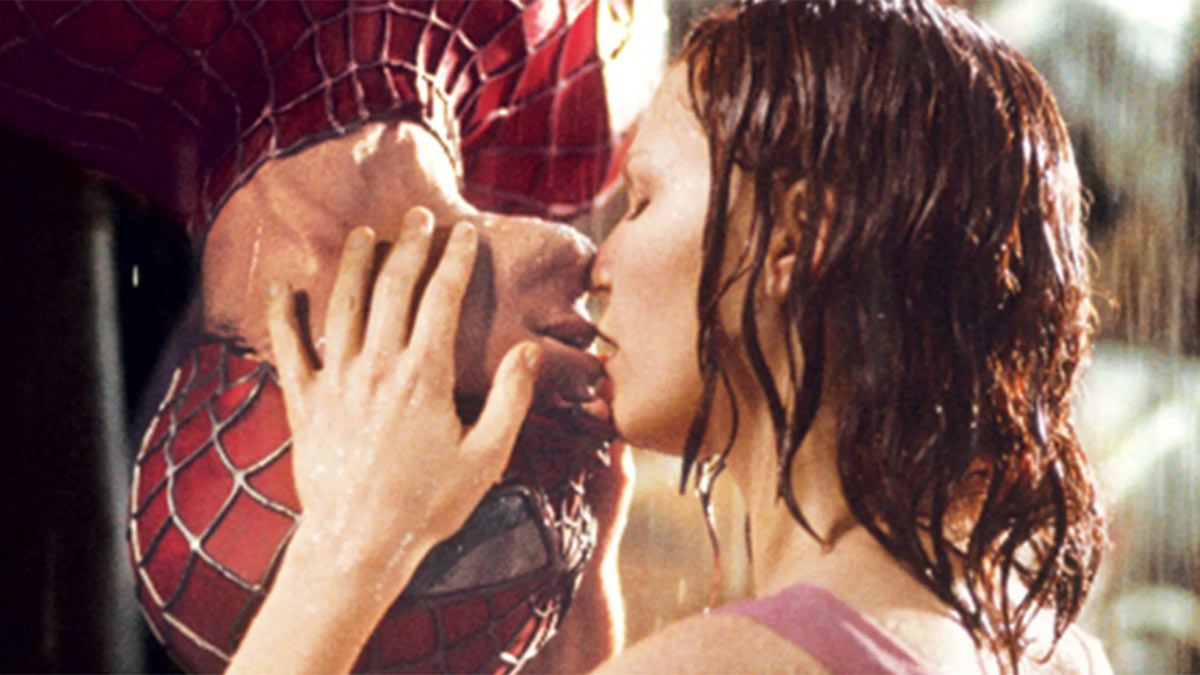 El icónico beso de Tobey Maguire y Kirsten Dunst.
