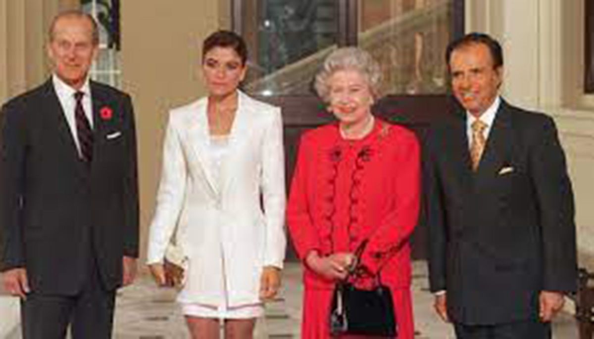 La visita de Carlos Menem al Reino Unido fue en 1998 y fue acompañado de su hija Zulemita Yoma, que hacía de primera dama.