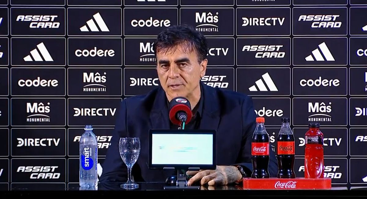 Gustavo Quinteros vivió un episodio insólito pese al buen momento de Vélez. Gustavo Quinteros vivió un episodio insólito pese al buen momento de Vélez.