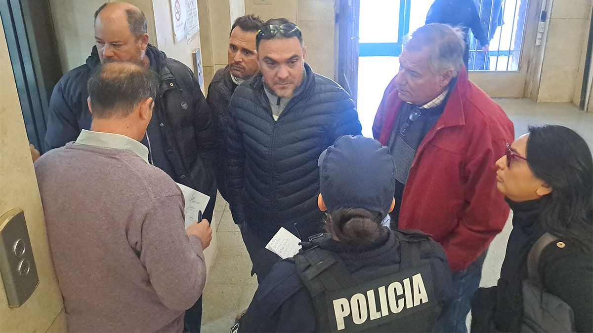 Productores que exigen el retorno de la Lucha Antigranizo con aviones llegaron en caravana a la Casa de Gobierno. Foto: Pablo Gamba. Productores que exigen el retorno de la Lucha Antigranizo con aviones llegaron en caravana a la Casa de Gobierno. Foto: Pablo Gamba.