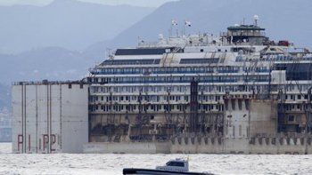 El crucero Costa Concordia llegó al puerto italiano de Génova antes de ser desguazado