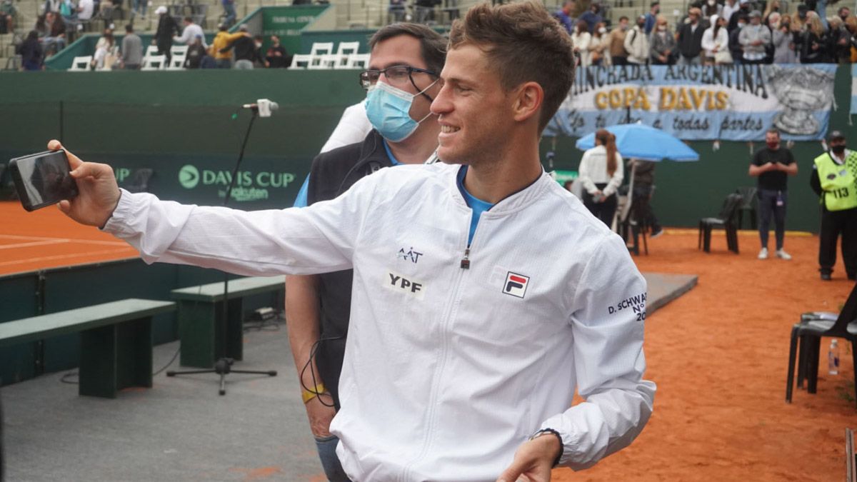 Pulgar arriba para el Peque Schwartzman tras la Copa Davis