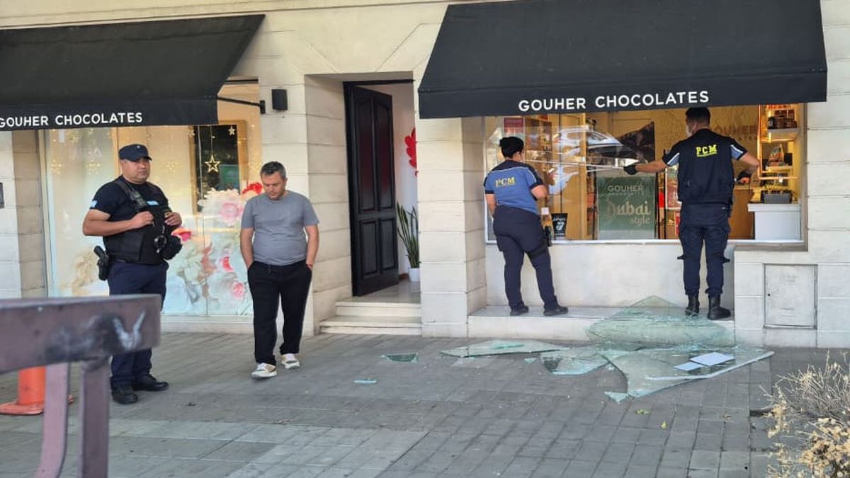 Delincuentes destrozaron la vidriera de una chocolatería de Capital y no se llevaron nada