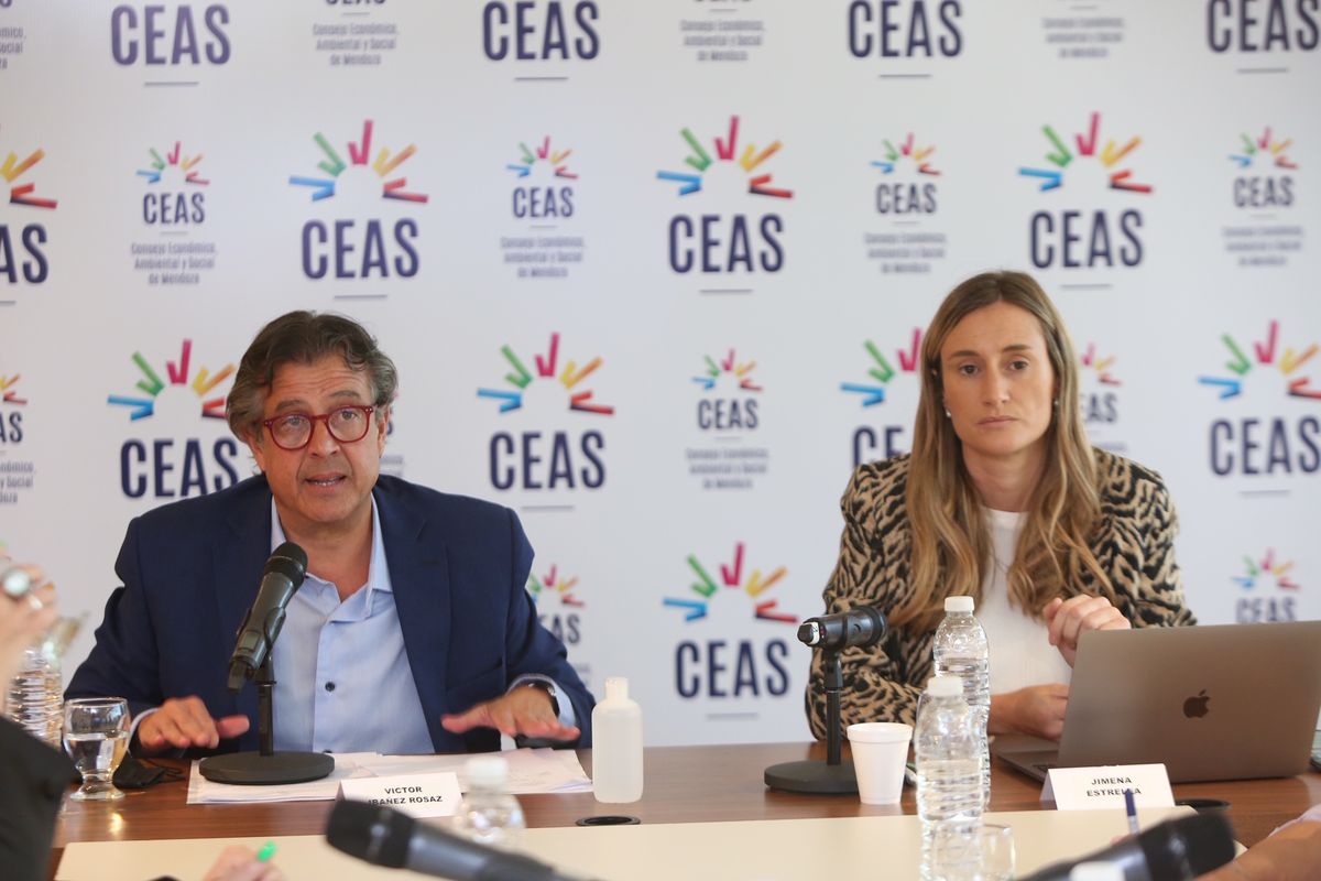 Ibañez y Estrella durante el encuentro en el que se aprobaron seis proyectos del Consejo Económico, Ambiental y Social.