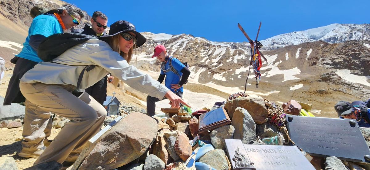 La periodista de Canal 7, Felicitas Oyenhart, recorrió el monumento en homenaje a los fallecidos en la Tragedia de los Andes. La periodista de Canal 7, Felicitas Oyenhart, recorrió el monumento en homenaje a los fallecidos en la Tragedia de los Andes.